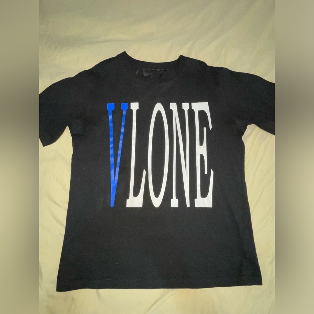 VLONE Mens Black and Blue Graphic Tee